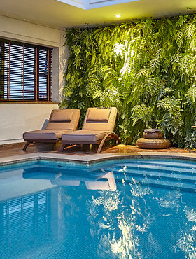 Hotel con una piscina coperta